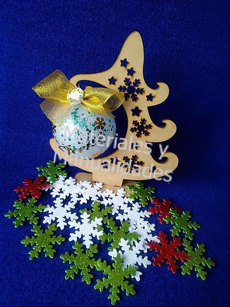 Árbol de navidad en tabla de madera mdf para decorar con esferas y adornos y recuerdos 