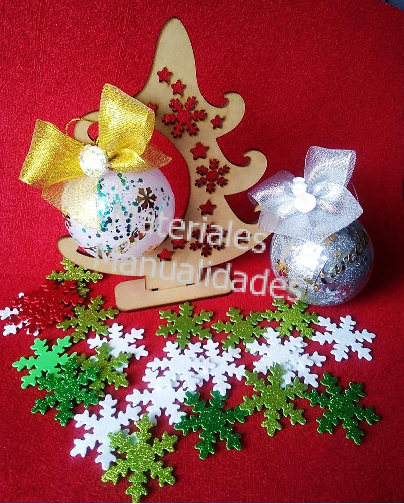 Árbol de navidad en tabla de madera mdf para decorar con esferas y adornos y recuerdos 